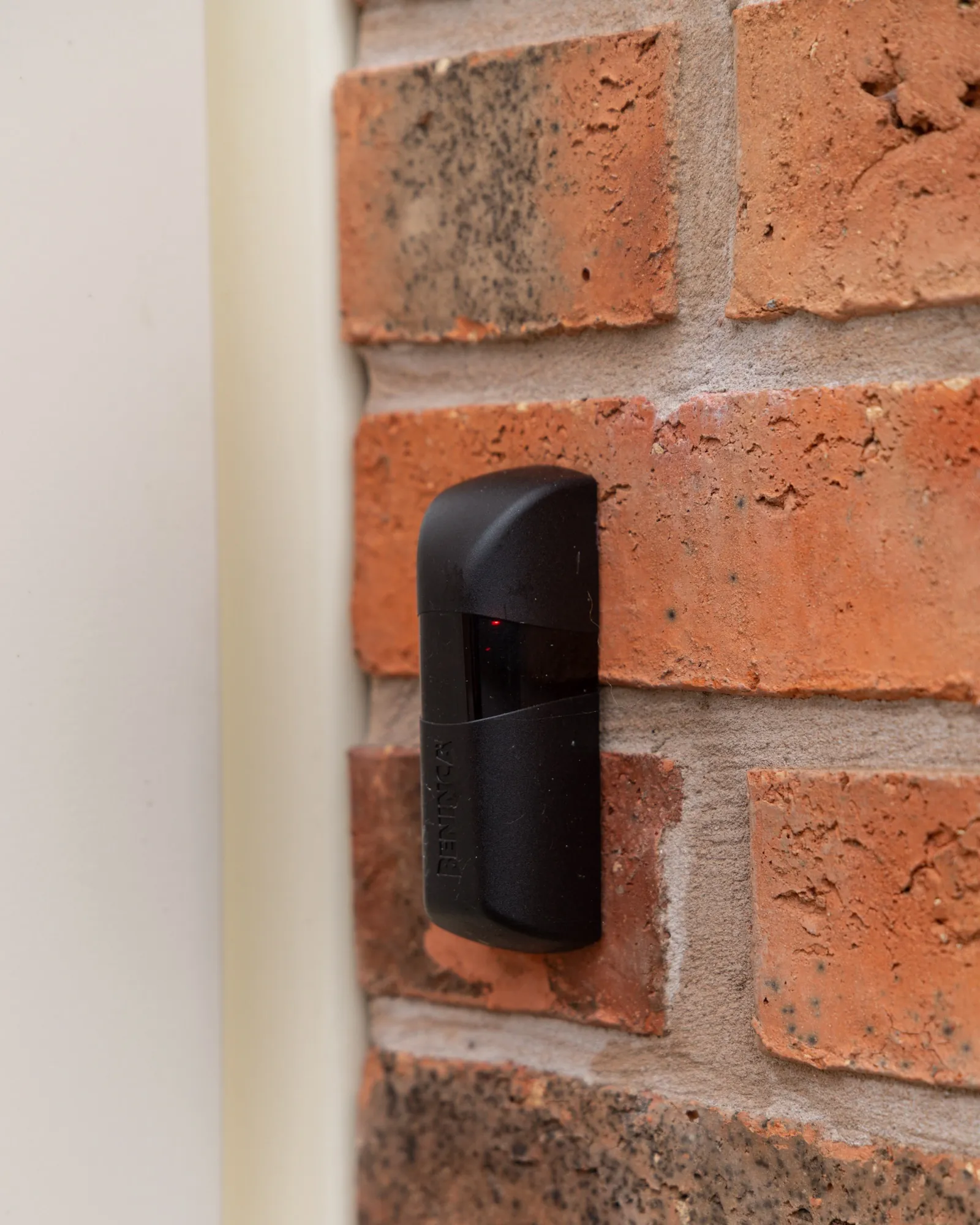 Safety photocell fitted to a brick gate pier
